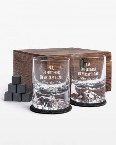 Smukke whiskyglas med underlag, whiskeysten og trækasse